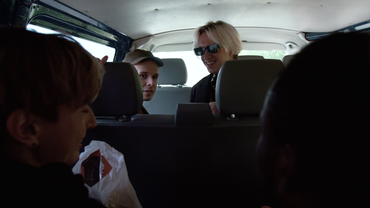 밴 을 타고 여행 하는 사람 들