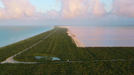 Filmische-Luftlandschaft-Von-Rosa-Seen-In-Las-Coloradas-Mexiko-Bei-Sonnenuntergang-Mit-üppiger-Grüner-Küste