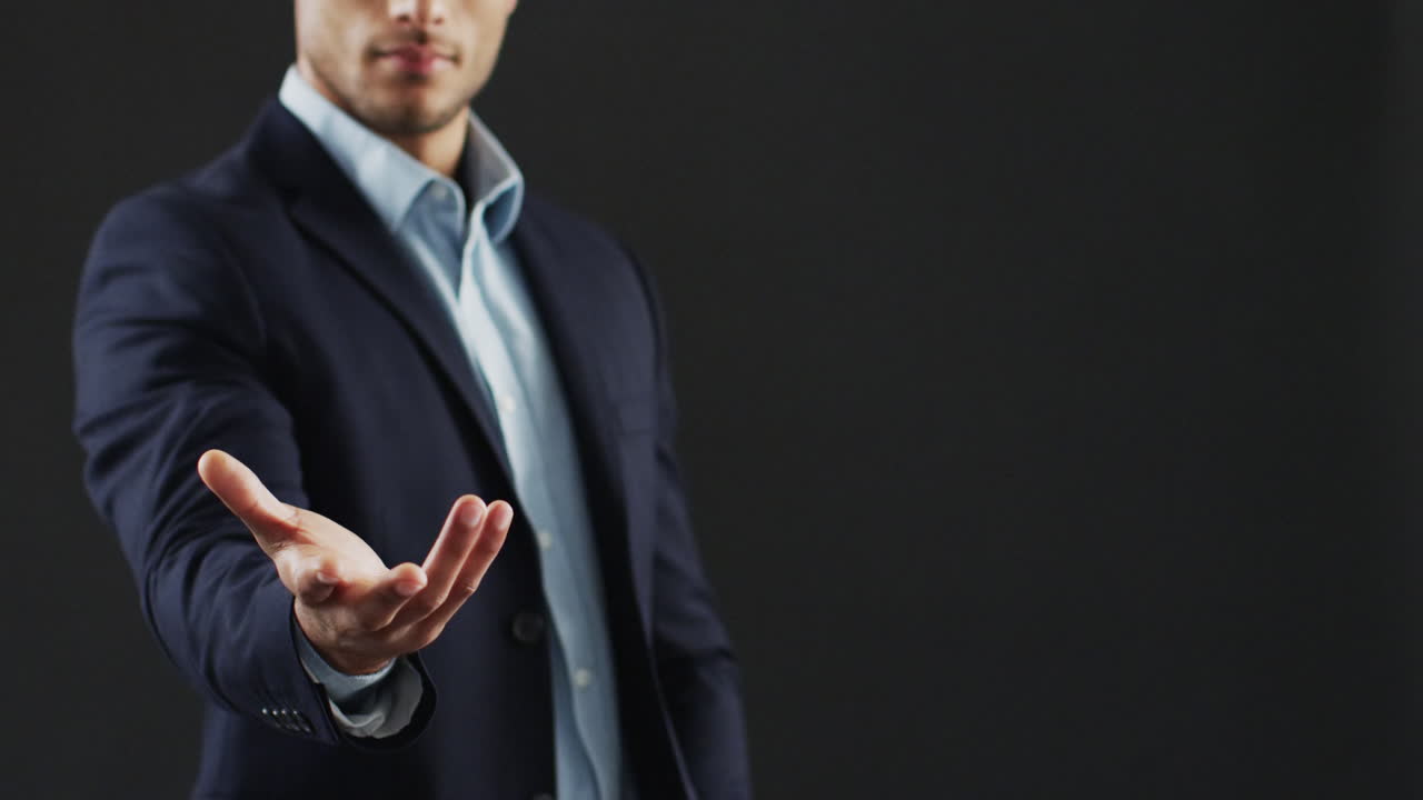 video de un hombre de negocios biracial usando una pantalla holográfica, espacio de copia