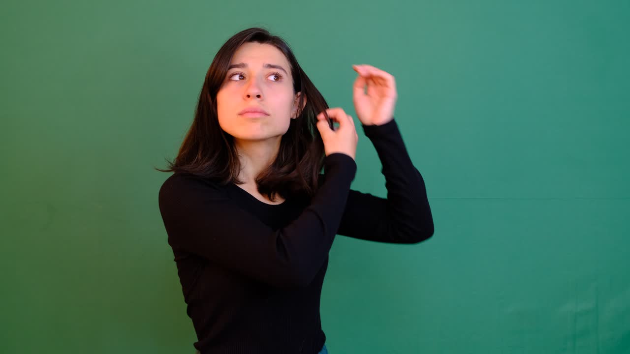 mujer ordenando el cabello