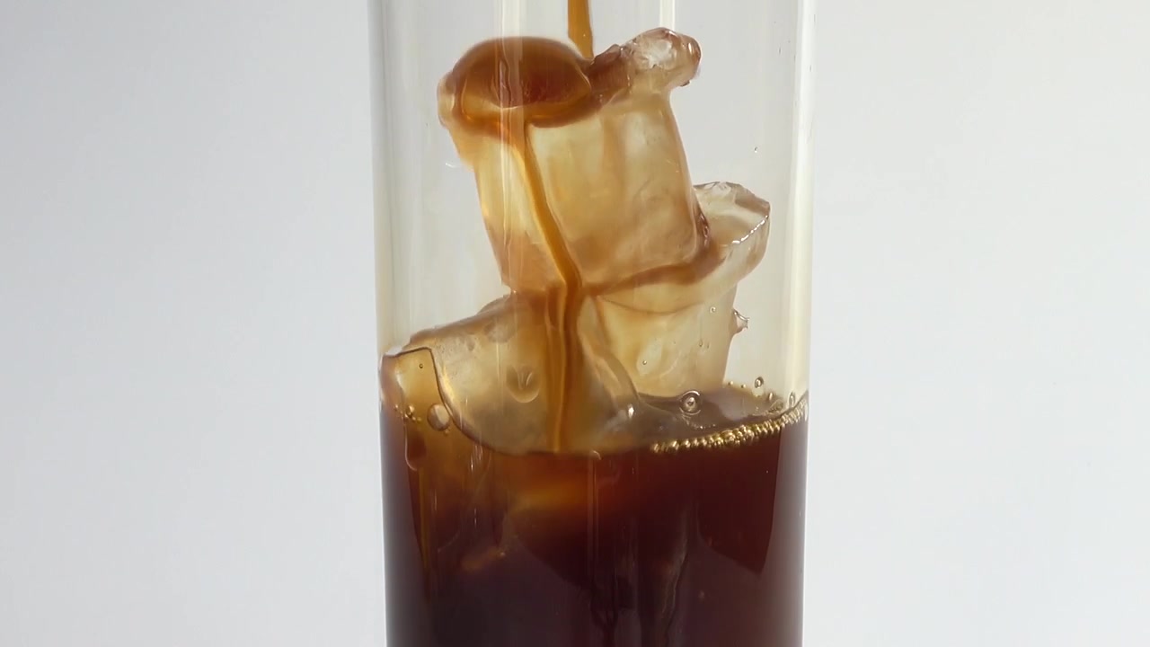 Preparación de café espresso frío con hielo.