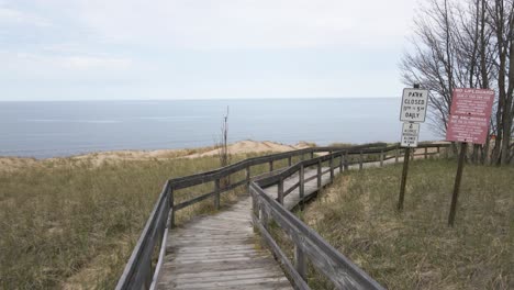 Dolly-Rückwärts-über-Den-Promenadenabschnitt