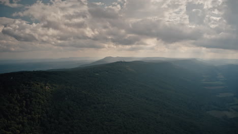 Hiperlapso-Aéreo-De-La-Montaña-Mirador-Hacia-La-Universidad-Del-Pacto