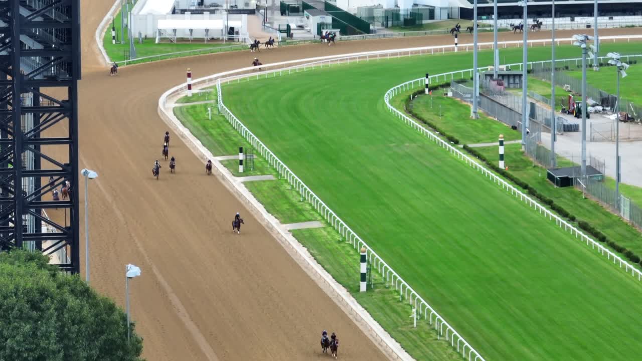 caballos de carreras en la pista del derby de kentucky en churchill downs