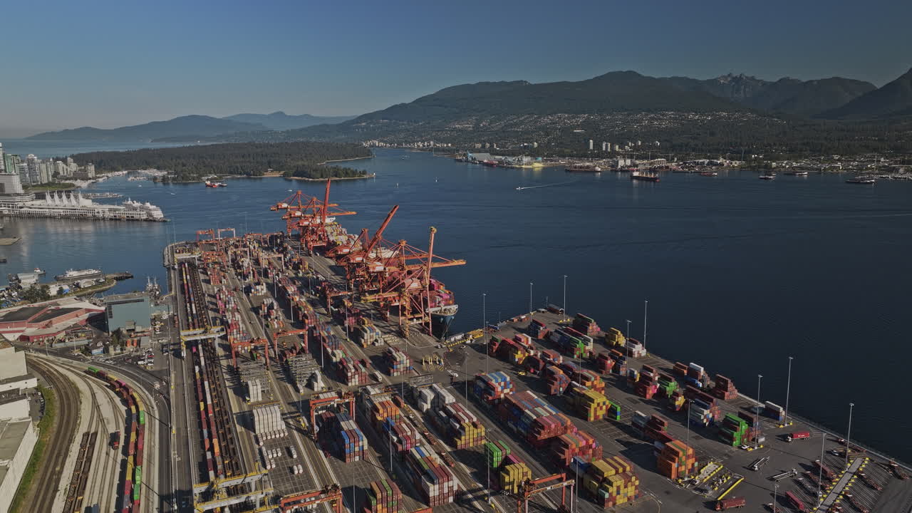 vancouver bc canada aerial v90 flyover center terminal de contenedores capturando el astillero del este y la red ferroviaria, el puerto, el paisaje urbano y las vistas de las montañas del oeste - filmado con mavic 3 pro cine - julio 2023