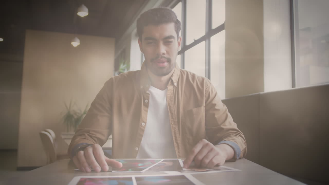 animación de puntos de luz sobre hombre de negocios biracial mirando a la cámara