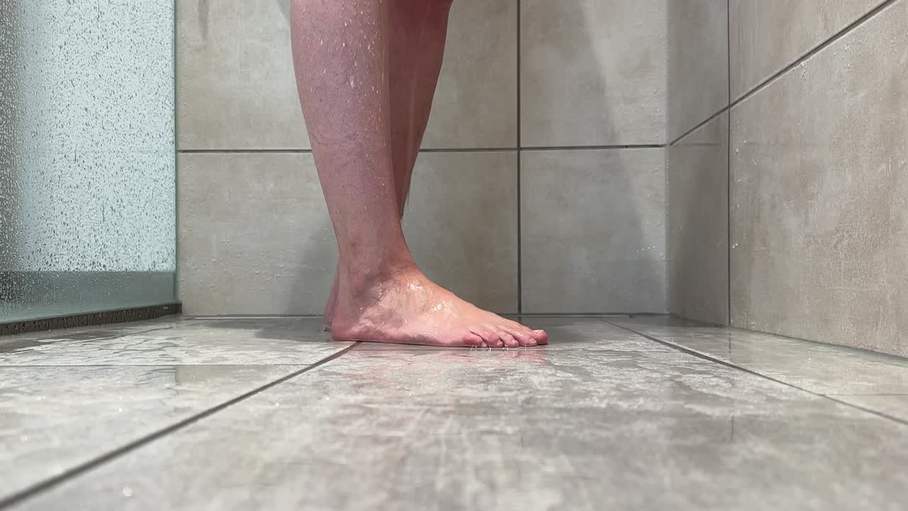 pies de mujer bajo la ducha