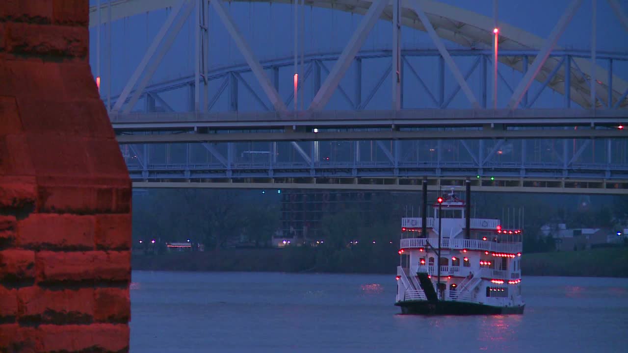 강 보트는 오하이오 강 1의 신시내티 다리 아래를 통과합니다.