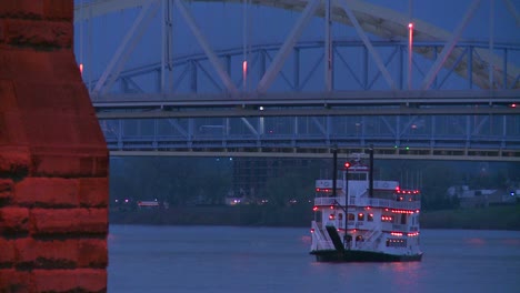 Un-Barco-Fluvial-Pasa-Por-Debajo-De-Los-Puentes-De-Cincinnati-En-El-Río-Ohio-1