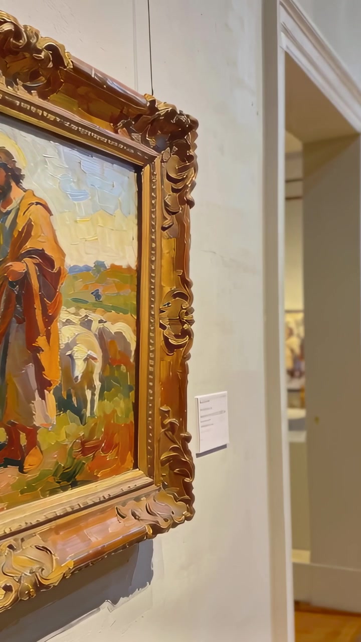 Video verticale: Panoramica della telecamera in un museo che rivela un dipinto con figura ammantata e cornice, spazio per il testo.