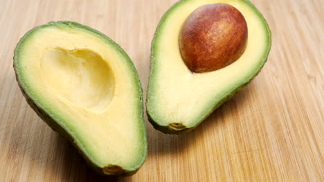 aguacate en rodajas sobre una tabla de cortar de madera