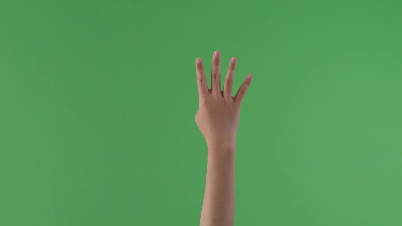 초록색 화면에 네 개의 손가락을 보여주는 손