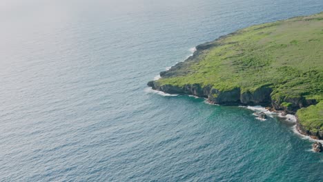 vista de pájaro de una isla a través de la ventana de un avión