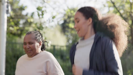 mujer feliz, entrenador y corriendo con el mayor