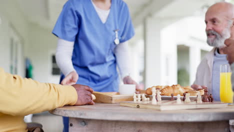 vrouw, verpleegster en handen met ontbijt bij ouderen