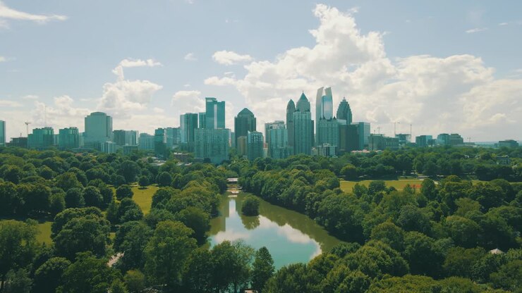 Filmagem de drone do Piedmont Park e Midtown Atlanta em um lindo dia ensolarado