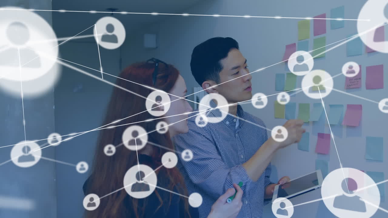 animación de una red de perfiles sobre diversos colegas masculinos y femeninos que discuten sobre notas de memoria.