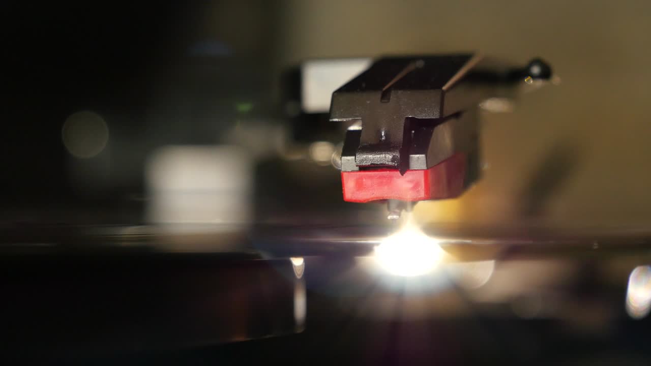 tocadiscos de vinilo, el hombre pone un disco de vinilo e incluye un gramófono