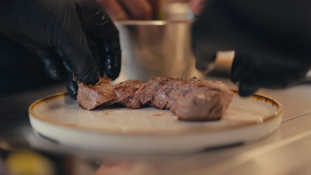 Chef che serve un delizioso piatto di carne cotta, primo piano