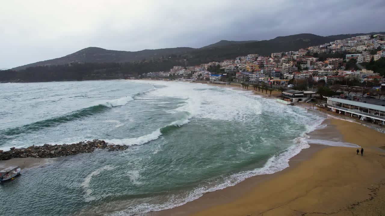 Spiaggia di Kalamitsa, Onde Alte, Vista Panoramica Aerea, Città Costiera, Mare, Tempo Ventoso, Kavala, Grecia.