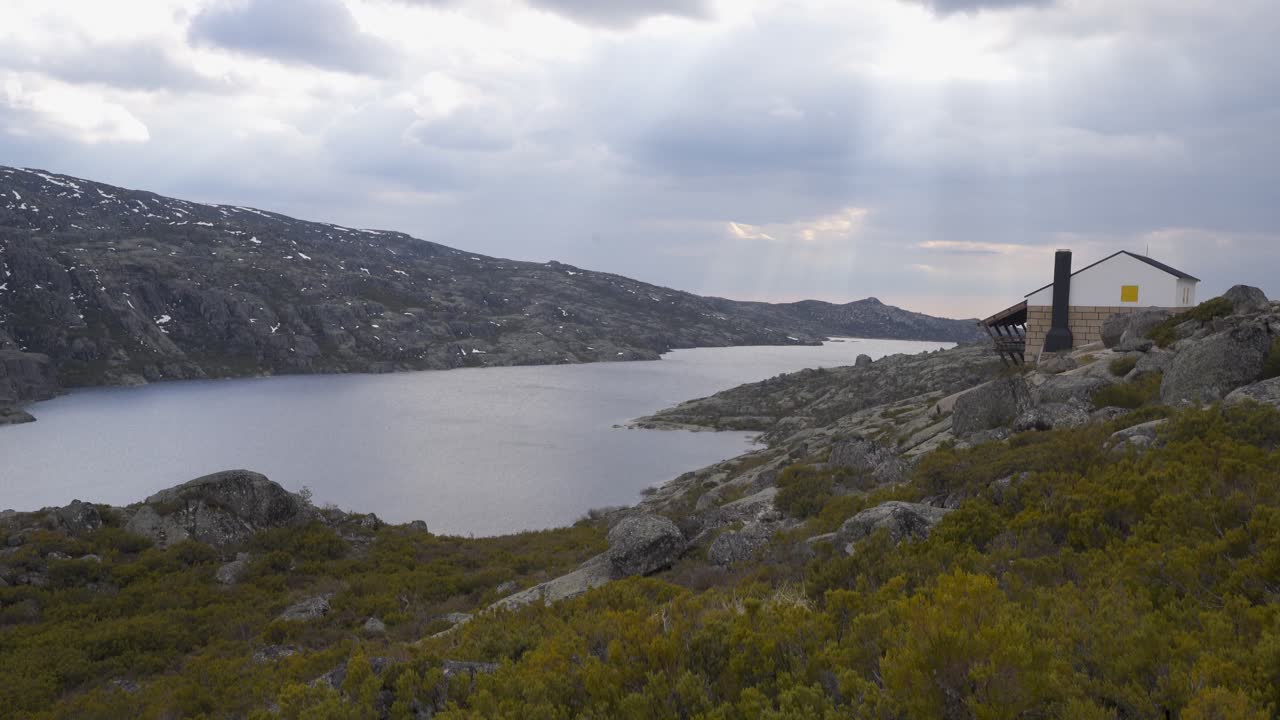 lagoa comprida laguna w serra da estrela, portugalia
