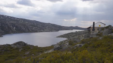 Laguna-Long-Lagoon-En-Serra-Da-Estrela,-Portugal