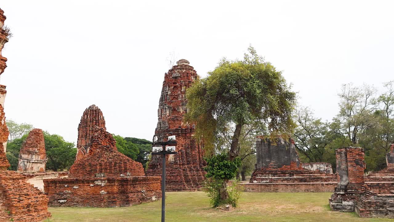 explorando ruinas históricas y arquitectura antigua
