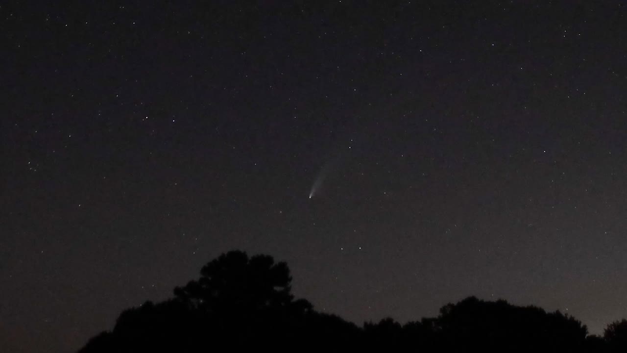 time lapse comet Neowise cars going by on the street with lights on