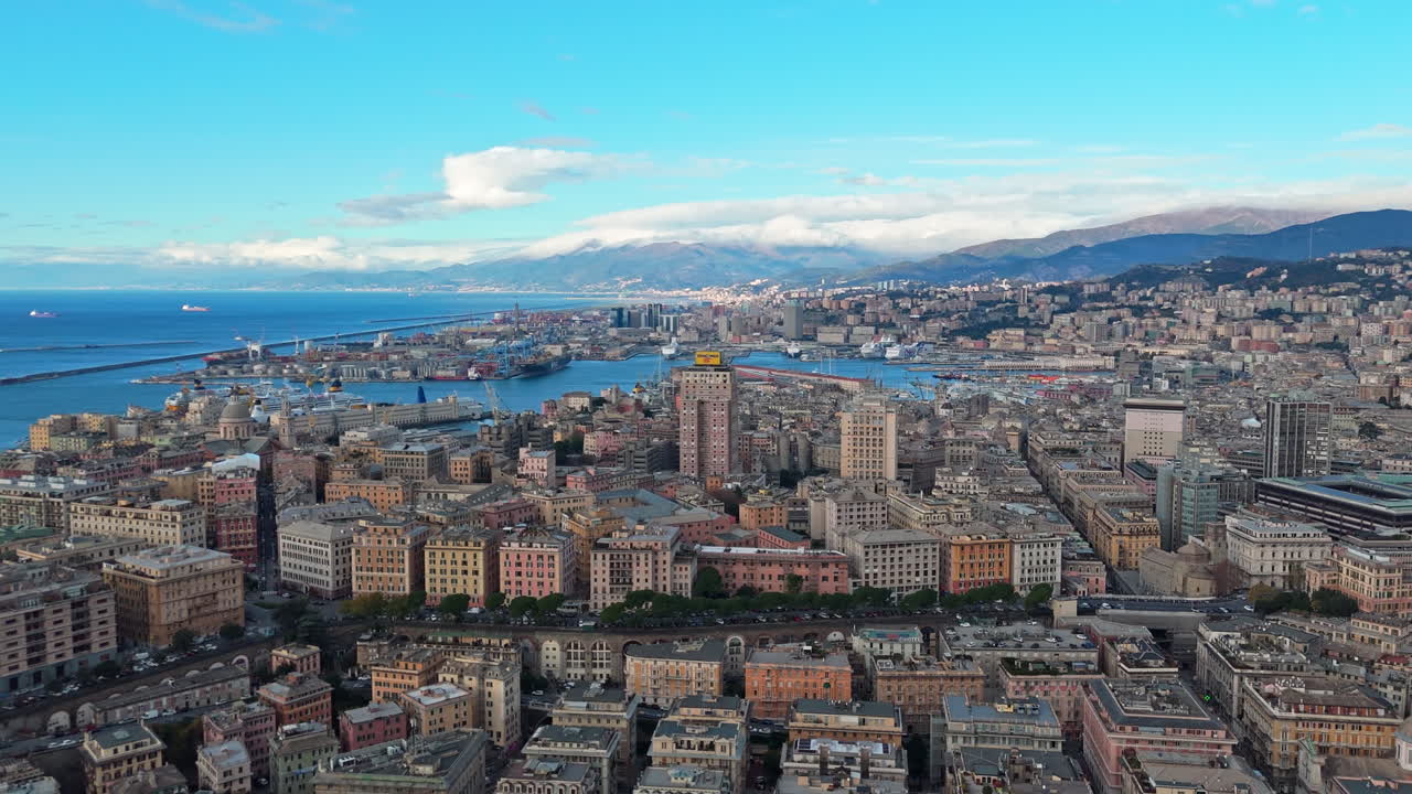 Vista aerea del centro città e del porto di Genova sotto un cielo azzurro e limpido