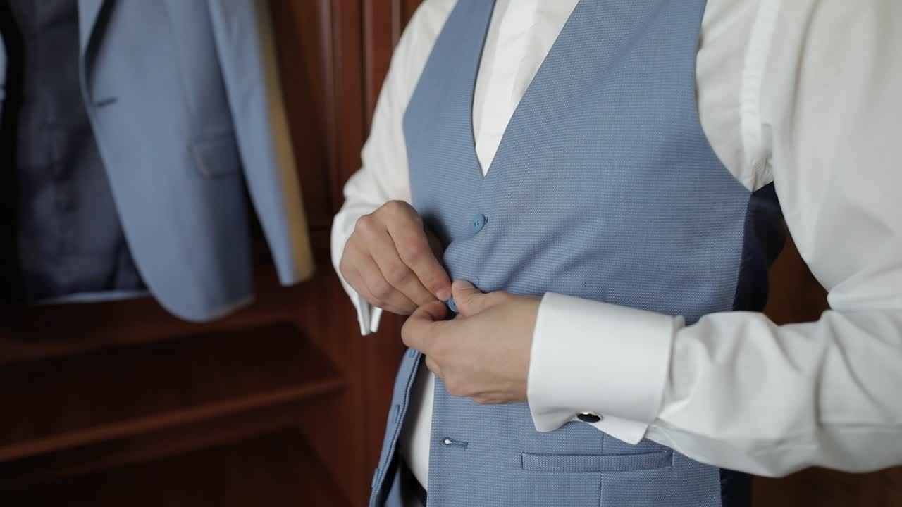 el hermoso novio con una chaqueta. la mañana de la boda. el hombre de negocios.