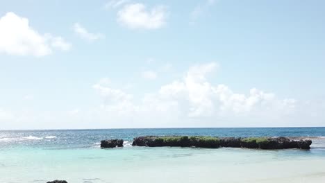 Drohne-Fliegt-Zwischen-Strandhütten-In-Richtung-Des-Atemberaubenden-Vanuatu-strandes-Mit-Klarem-Blauem-Wasser