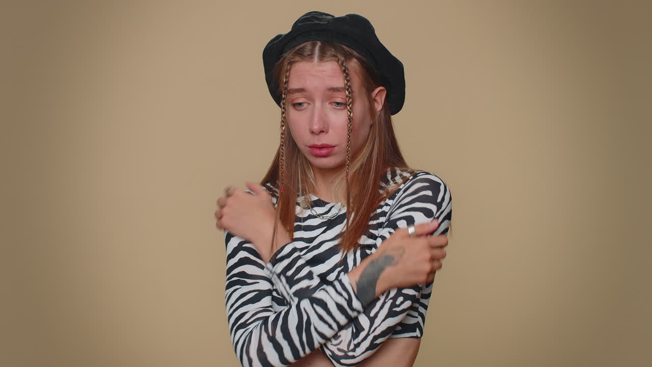 mujer deprimida aterrorizada por problemas de peligro, sufriendo fobia, trastorno de ansiedad, miedo, estrés pánico