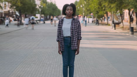 joven en la calle de la ciudad