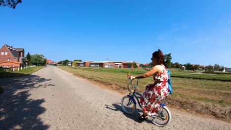 Mädchen-Mit-Kleid,-Das-Fahrrad-Fährt