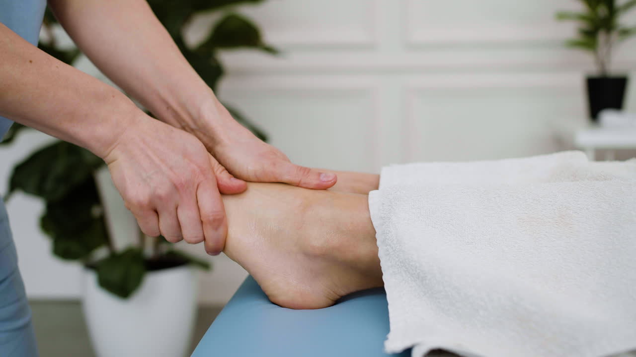 마사지 를 하는 물리 치료사