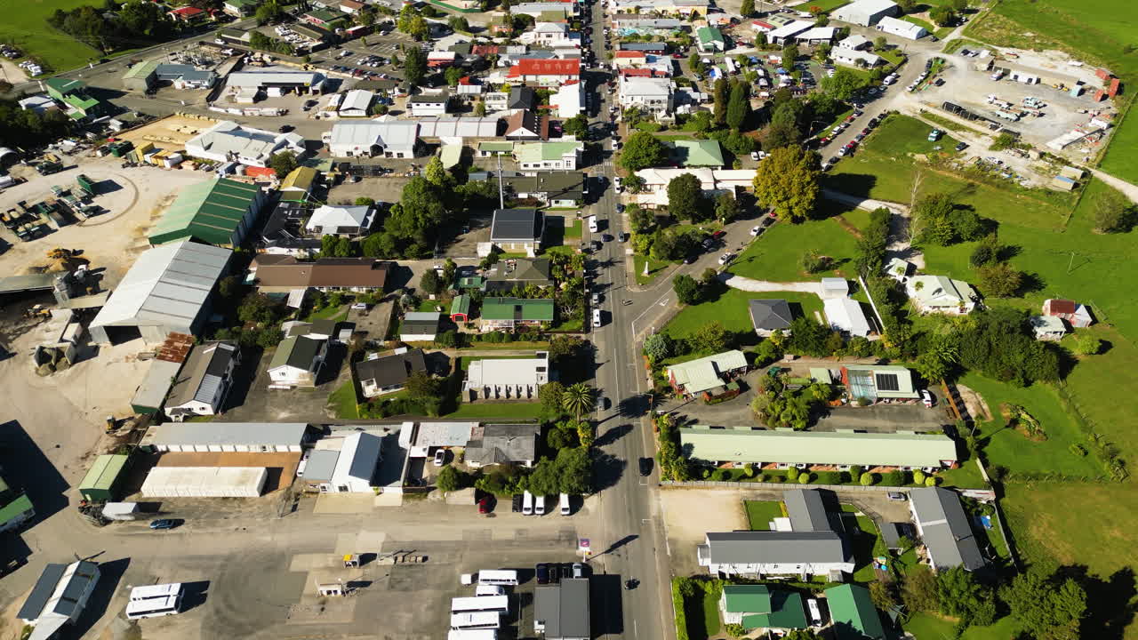 el sobrevuelo de la pequeña ciudad de takaka vista aérea en nueva zelanda, golden bay, día