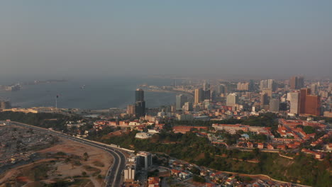 Frente-De-Viaje,-Lado-Oeste-De-La-Ciudad,-Zona-Alta-2