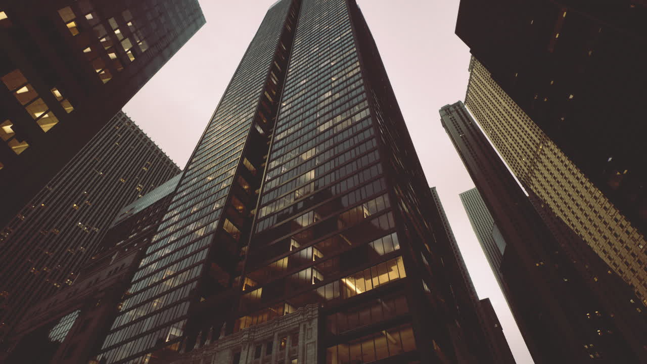 rascacielos moderno rodeado de edificios de la ciudad durante las horas del crepúsculo