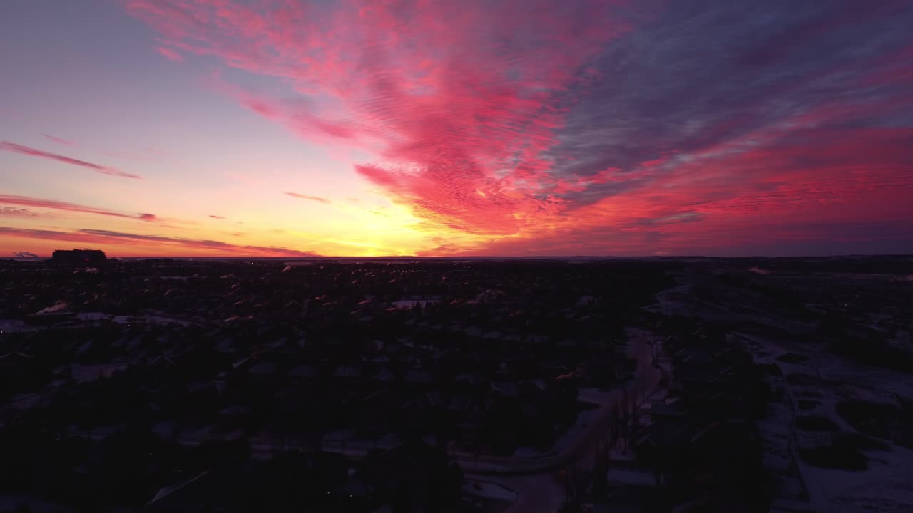 imágenes de drones de las montañas cubiertas de nieve de calgary durante un hermoso amanecer de invierno