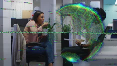animación de procesamiento de datos y el mundo sobre diversas personas de negocios comiendo