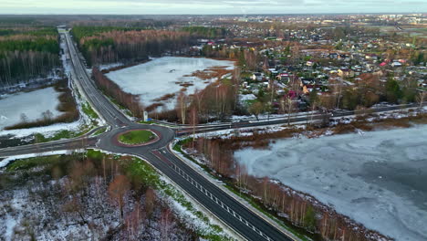 Drone-Aéreo-Sobre-El-Paisaje-Suburbano-En-Invierno-Con-La-Rotonda-De-La-Autopista-Sky