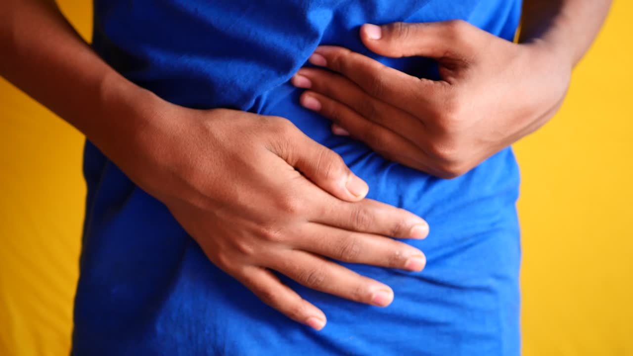 joven que sufre dolor de estómago de cerca