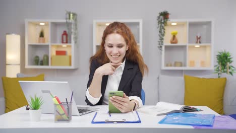 Mujer-Trabajadora-De-Oficina-En-Casa-Hablando-Por-Teléfono-Facetime-Felizmente.