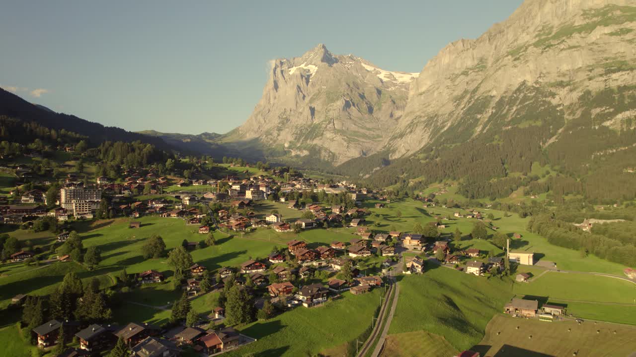 그린델 ⁇ 드의 엔드웨그 쪽으로 밀어붙여 배경에는 웅장한 웨터호른 산이 보인다.