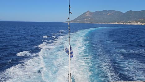 Bandera-Griega-En-Un-Barco-En-El-Mar-Egeo