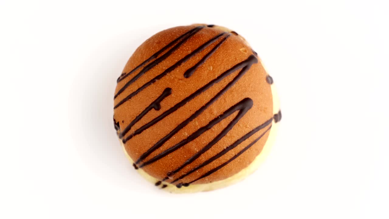 vista superior de la rosquilla dulce girando en fondo blanco. rosquilla fresca girando