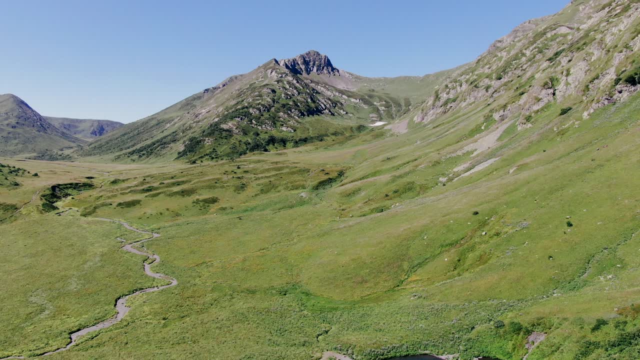 vista desde la pista alta en los glaciares de las montañas del cáucaso, hierba verde, lagos salvajes