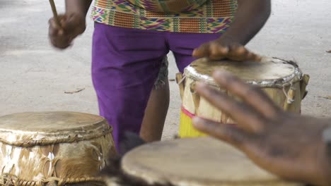 primer plano de la mano del hombre africano golpeando tambores