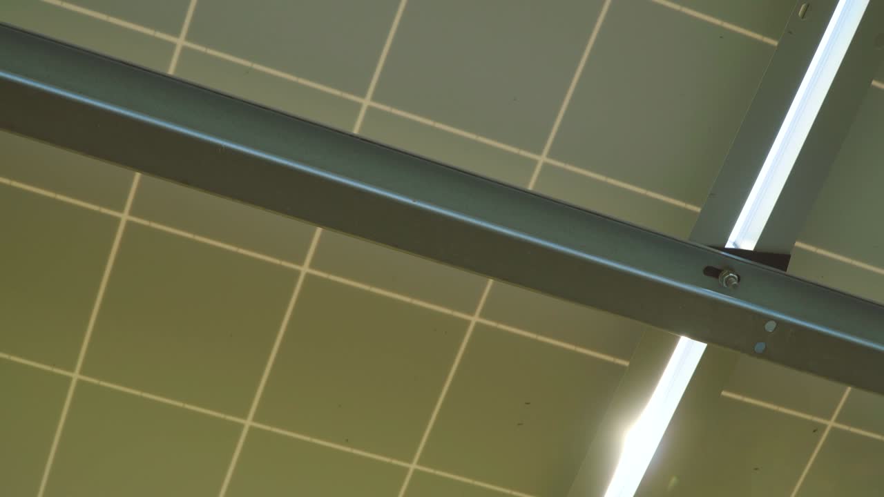 el rayo de sol que brilla a través de los paneles solares