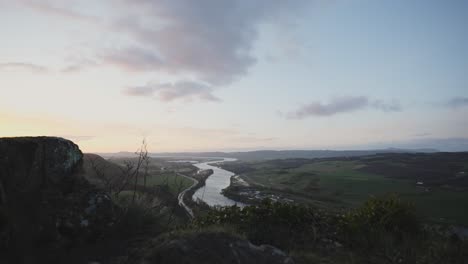 el río tay visto desde la cumbre del castillo de kinnoull hill en perth, escocia